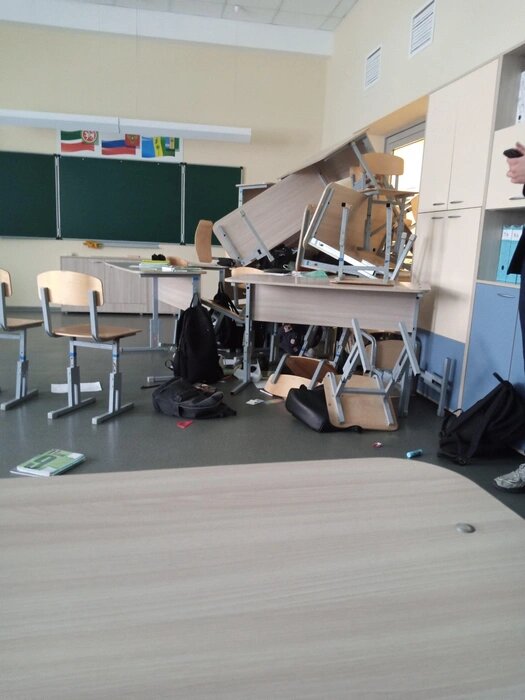 Баррикады из парт, стульев, рюкзаков в одном из кабинетов во время нападения. t.me/nka_112