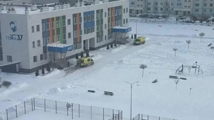 Машины скорой помощи подъехали к школе/t.me/nka_112