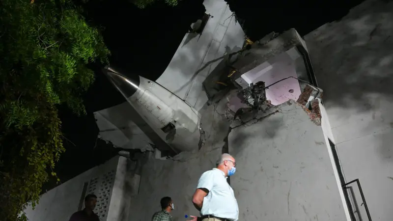 Самолет Air India рухнул на общежитие для врачей. Фото: Raju Shinde/ Hindustan Times - Getty Images