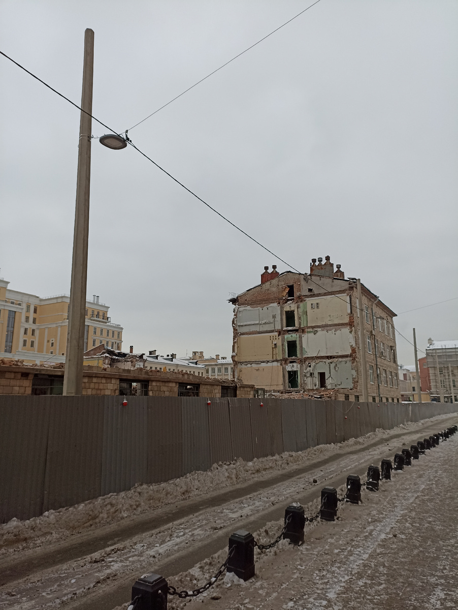 На самом деле видно, что эти здания Советской похи и построены после Великой Отчечественной войны. Дальше уже стоит новый жилой комплекс. Скорее всего построят подобное 