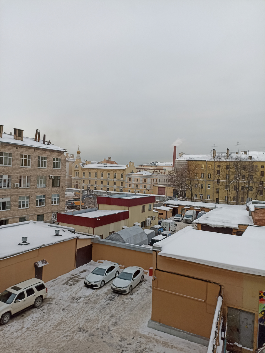 Здание явно выделяется на фоне местной архиектруры 