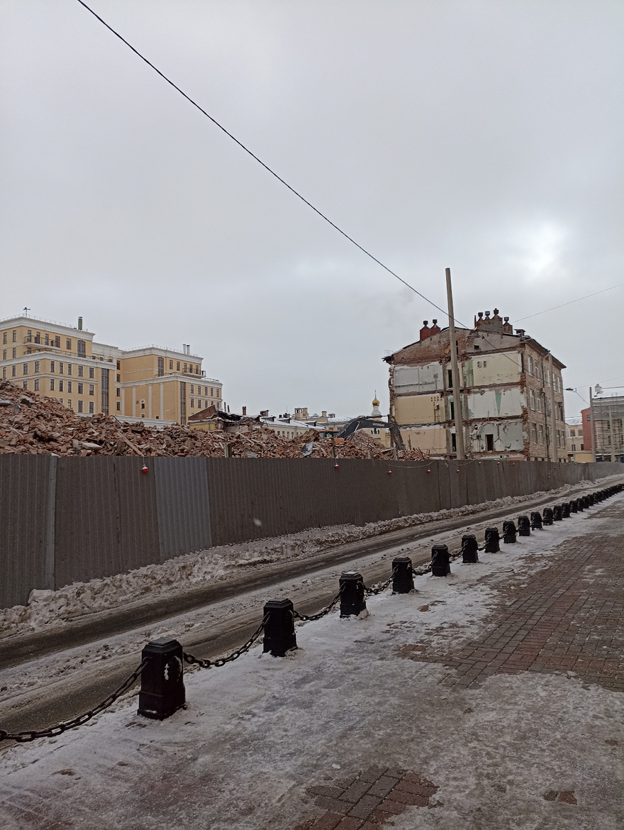 Вот и всё, что осталось от бывшего завода. Ещё есть трубы гальванических вытяжек. Это механический и меднолитейный завод "Ордер". 