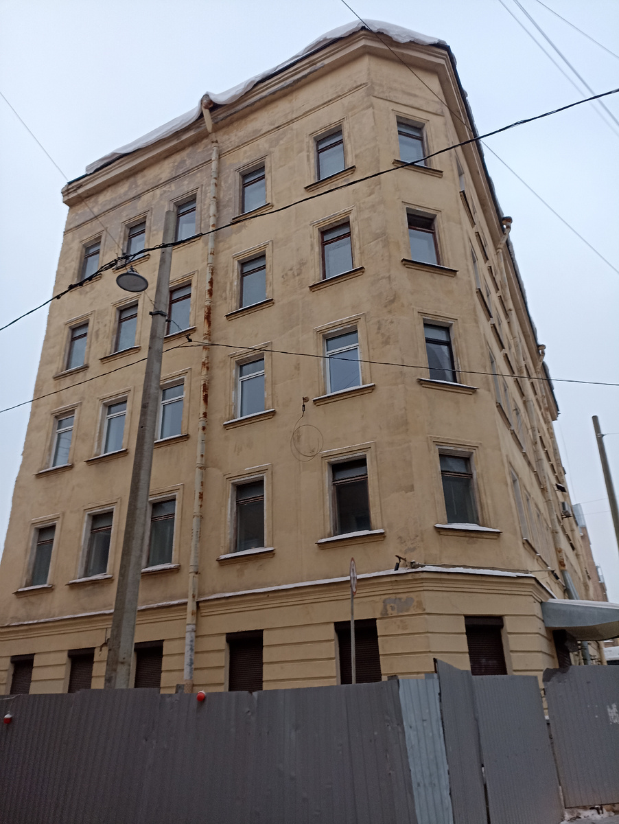 А это здание, возможно, историческое. Поэтому его снос приостановили. Это доходный дом Дмитриева 