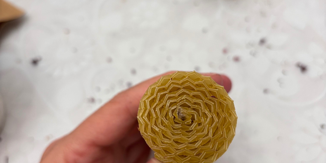 Спираль в свече: древний символ, который вы держите в руках / Что общего у ДНК, галактик и вашей восковой свечи?