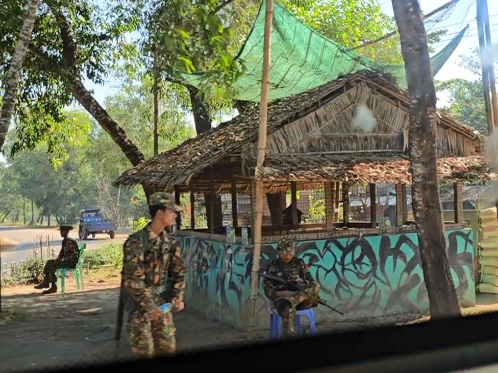 Сейчас в Мьянме военное положение – в 2021 году армия (Татмадау) захватила власть в результате военного переворота, отстранив избранное гражданское правительство и это все привело к обострению сопротивления этнических армий Карен, Шан, Качин и др. и международным санкциям. Без того довольно бедная страна переживает в районах боевых действий гуманитарный кризис. Люди бегут от войны, экономика разрушена.  
Мьянма была объединена британцами в одно государство по собственному желанию без учета этнического разнообразия более 135 народов. Горные племена, контролирующие одну-две деревни, вообще всегда были весьма свободолюбивыми и независимыми. Да и правительства, пришедшие после обретения независимости в 1947 году тоже вызывают вопросы. В 1948 году правил страной потомственный принц народности шан (говорят, что самый демократично настроенный товарищ), в 1962 году коммунистический переворот, в 1974 году приняли новую конституцию и национализировали основные предприятия Бирмы. В 1989 году к власти пришёл новый военный режим, изменивший название страны с Бирмы на Мьянму.  