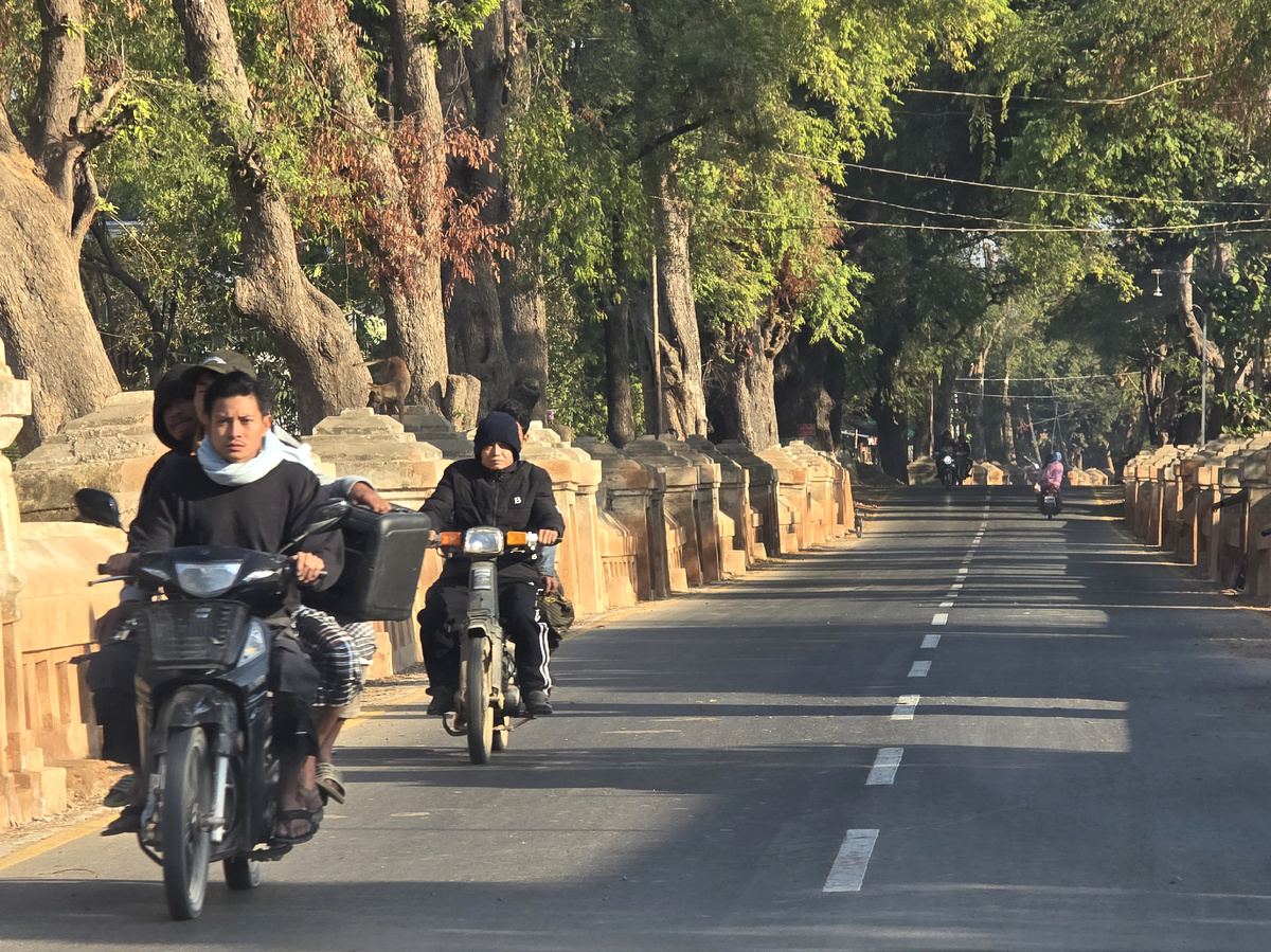С 1997 по 2011 год Мьянма управлялась так же военными, а в 2011 году начались реформы, освободившие «настоящих демократических лидеров», таких как Аун Сан Су Чжи которая ранее была гражданкой Великобритании и была замужем за известным английским тибетологом и исследователем истории буддизма Майклом Эйрисом.  Получается интересный коленкор – 7 народностей имели собственные страны, до оккупации Бирмы англичанами и были объединены до 1942 в одно государство. А когда военные совершили переворот (а может революцию? Это как назвать) – это не понравилось американцам, распространяющим свет демократии по всему миру. Государство оказалось в международной изоляции и под воздействием разнообразных санкций.  А еще и соседи, как мне кажется, подливают масла в огонь. С одной стороны Индия и Бангладеш, с другой стороны Китай. Все как бы за мир, но кто там в джунглях границы контролирует… Мы как туристы, кстати, не заметили каких-то притеснений от нынешнего правительства. Все было очень корректно и доброжелательно. На некоторых постах военные улыбались и приветственно кивали, узнав, что мы русские. Никаких поборов с нас не требовали. Некоторые встреченные нами жители жаловались на общий п*ц, но не на власти, а больше на британцев. 

