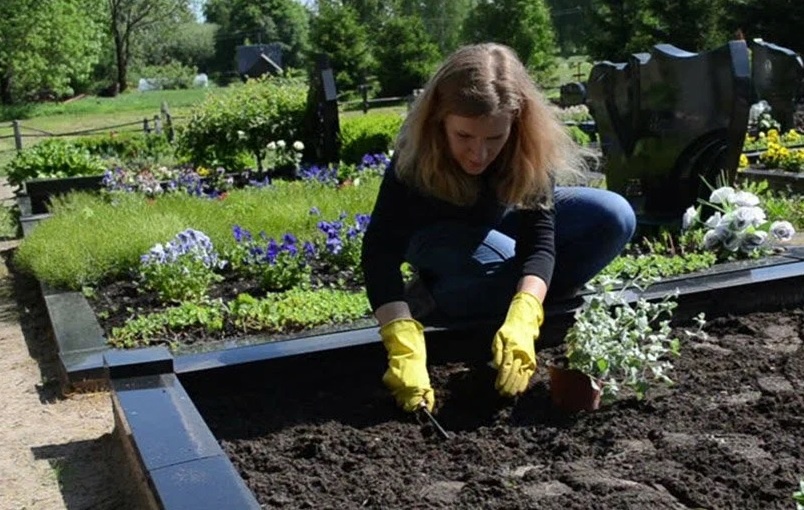 Уборка волонтера на кладбище (фото из сети)