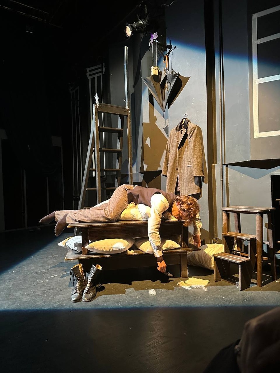 Сцена из спектакля «Записки сумасшедшего». Оперно-драматическая студия Ивана Поповски на сцене Театра Елены Камбуровой. Фото автора.