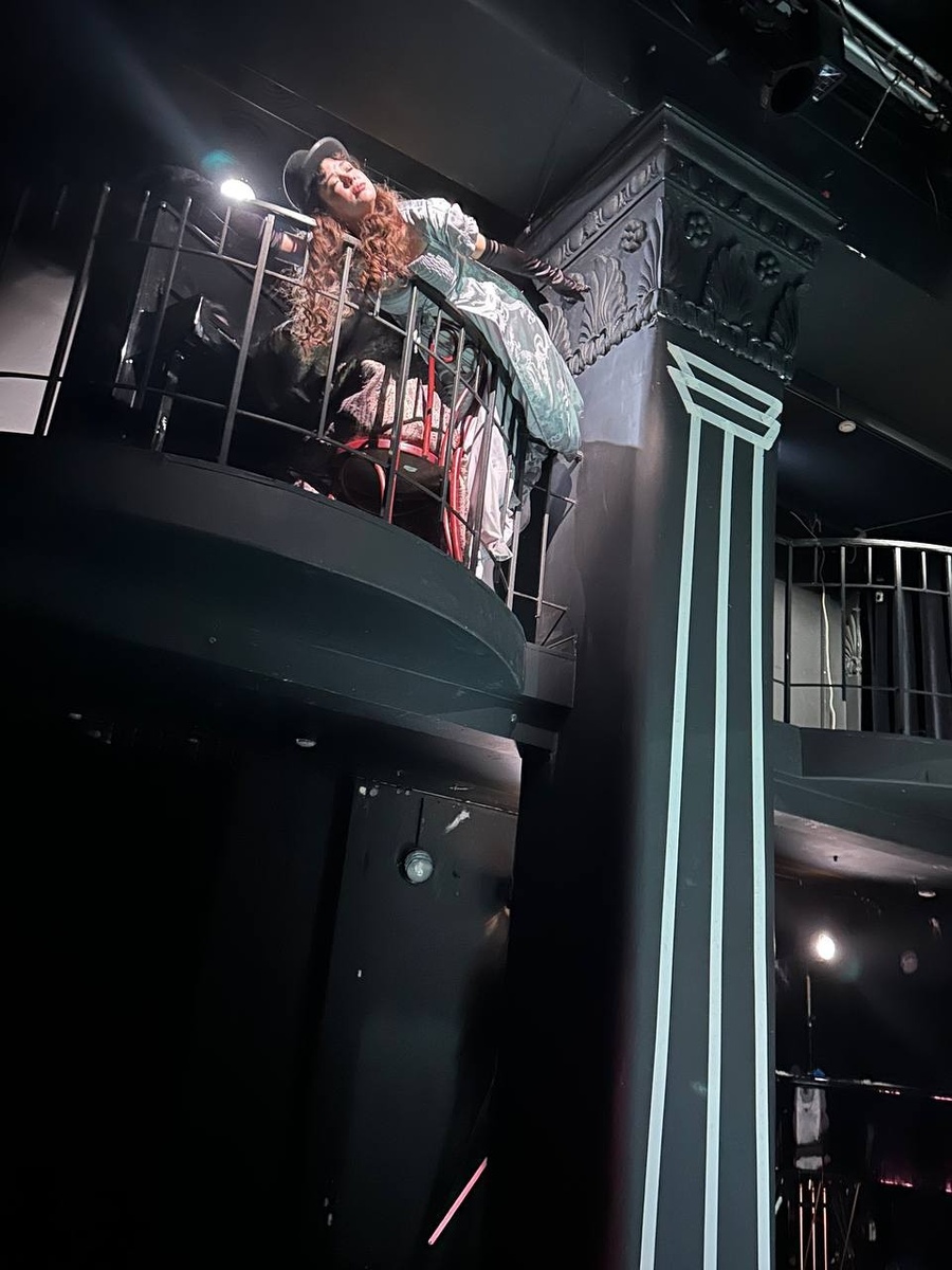 Сцена из спектакля «Записки сумасшедшего». Оперно-драматическая студия Ивана Поповски на сцене Театра Елены Камбуровой. Фото автора.