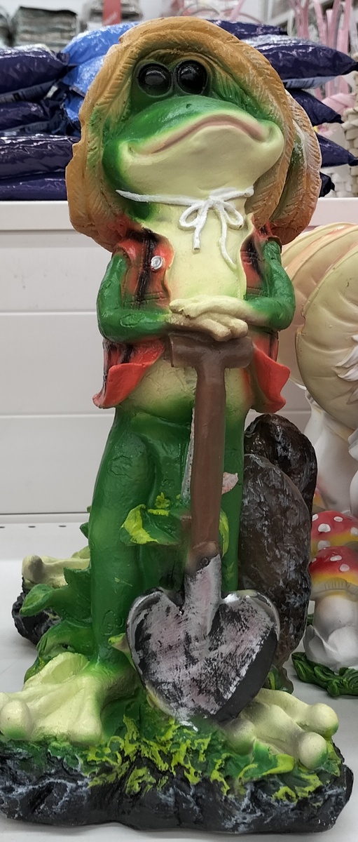 Статуетка лягушонка с лопатой, фотографировала в магазине