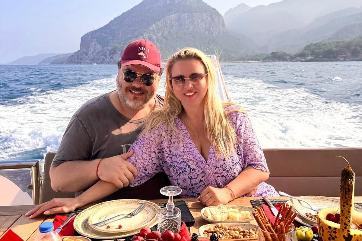    Анна Семенович с возлюбленным Денисом Социальные сети