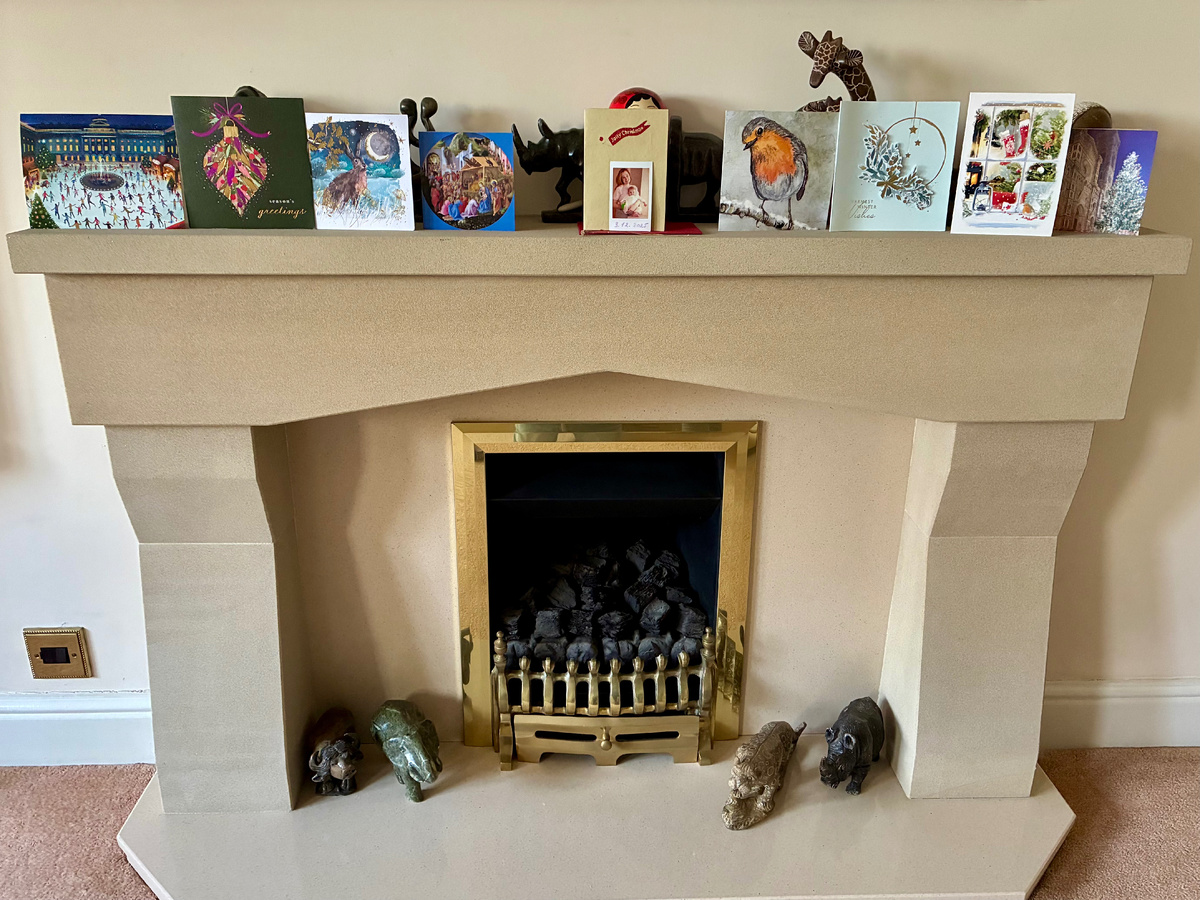 Наш камин в гостиной с рождественскими открытками. Фото из личного архива