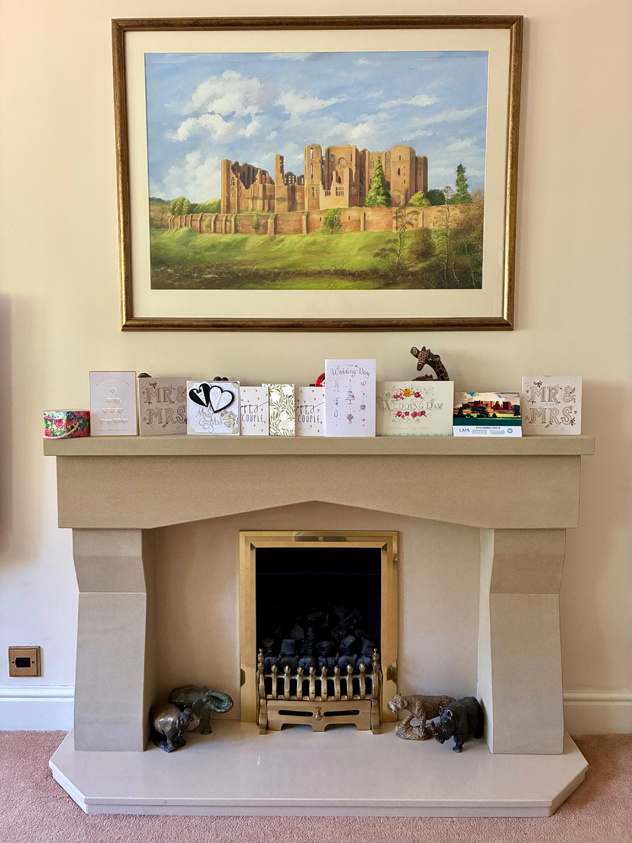 А это тот же камин в гостиной, но раньше, с нашими свадебными открытками. Фото из личного архива