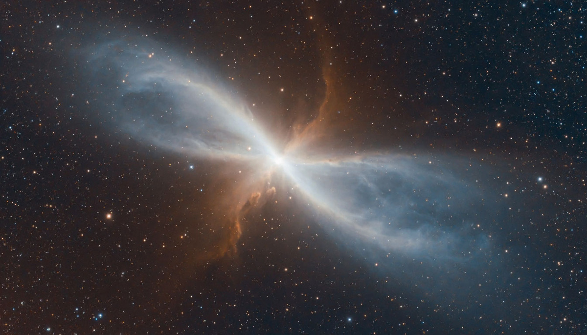 Туманность иногда напоминает песочные часы. Центральная часть перекрывается пылевой заслонкой