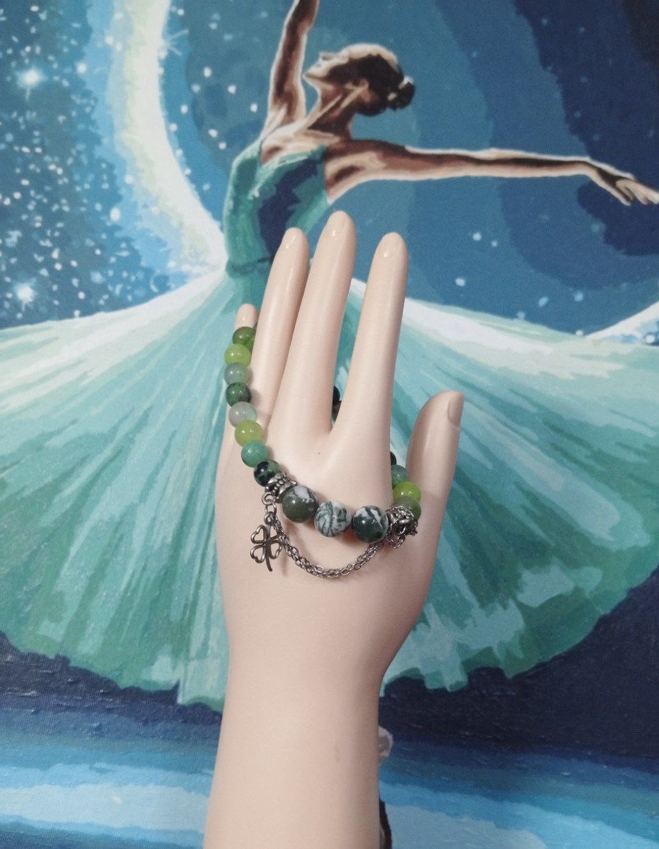 ੈ✩‧₊˚• Зᴏʙ Ᏼᴇнᴇᴩы — ʍᴏй ʍᴀᴧᴇньᴋий ᴨᴇᴩᴄᴏнᴀᴧьный Ꮲᴀй.💫🌅 

— Пройдя курс Екатерины Воропаевой по литротерапии, я приняла решение воспользоваться полученными знаниями✨🍀

- Решила я возлюбить окружающих (есть у меня проблемка — бесят меня люди ಥ⁠‿⁠ಥ ), ну и подтолкнуть своё творческое начало🥰. А кто у нас отвечает за вселенскую любофф и творчество? Конечно же Венера!
- Соответствует Венера чакре Анахата, которая тоже отвечает за любофф. Потому собрала я браслет из зелёненьких бусинок💚☘️. 
Зелёный — цвет Венеры. Флюорит, цоизит🦎, хризопраз🐢, оникс🐍 и «вишенка на торте» — запросная вставка — моховый агат🐉.  

- Спустя месяц ношения браслета на левой руке, со мной произошло вот что: 
• Я полностью ушла в раскрашивание картин по номерам🙏.
• Меня перестало интересовать всё остальное. Ела, делала дела автоматически, мало спала🥱. 
• Всё казалось неважным, и раздражало, что меня отвлекают от моих красок и картин😡. 
🫢 - Так продолжалось до тех пор, пока я не переодела браслет на правую руку. Спустя неделю ношения браслета на правой руке, меня попустило. Я начала замечать, что существует ещё что-то помимо картин.  
- Теперь когда я хочу спрятаться в свой маленький Рай, я переодеваю браслет на левую руку, наушники в уши и полностью ухожу в картину. Привет спокойствие и умиротворение.🎶💫  

P.s: а людей я так и не полюбила(⁠◕⁠ᴗ⁠◕⁠✿⁠). 
P.s²: хочу собрать теперь «Ярость Марса». Как вы думаете: какого он будет цвета??

#литотерапия  #украшения_ручной_работы #Зов_Венеры #браслеты #украшения_из_натуральных_камней #РОЗЫГ