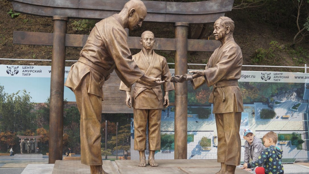 Памятник Василию Ощепкову во Владивостоке