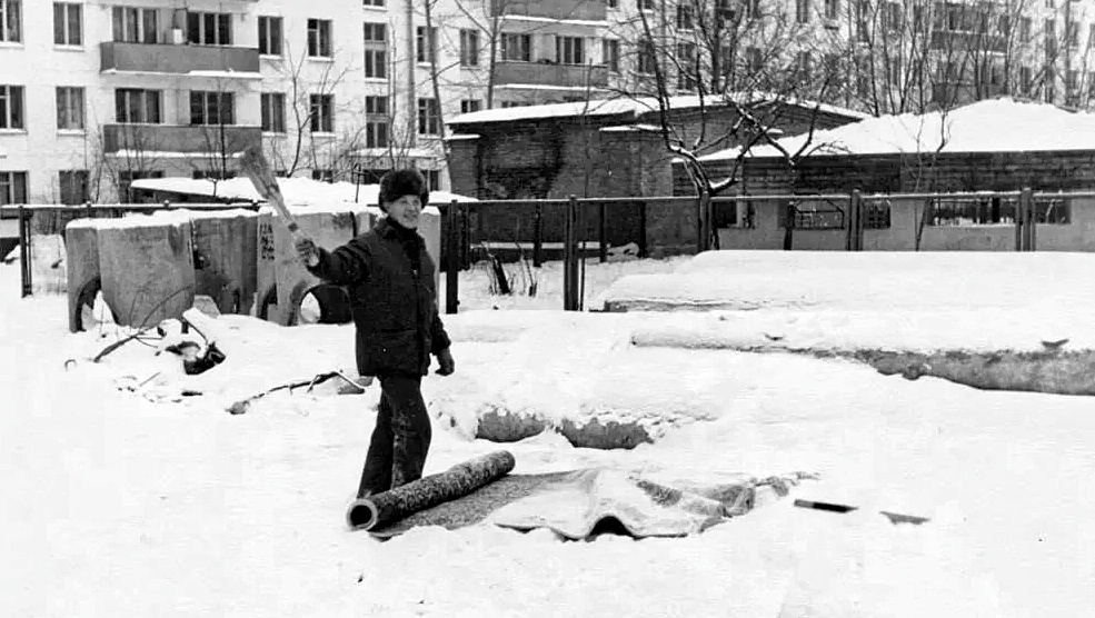 Вот и "деревенский дед" так же выбивал в городе свои ковры. Лет тридцать назад... Фото из открытых источников.