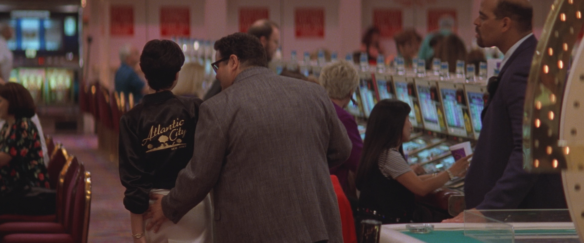 Много сцен в триллере «Глаза змеи» снималось в действующем казино Trump Taj Mahal, которое было закрыто вместе с прилегающем отелем в 2016-м году