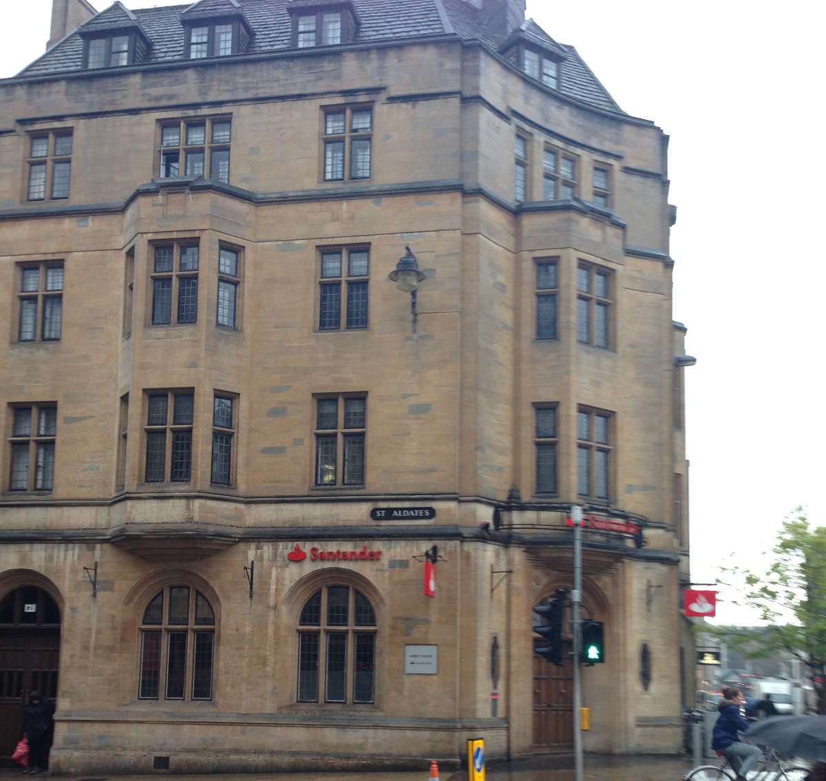 Вид на здание, где была та самая таверна Swindlestock, с которой всё началось