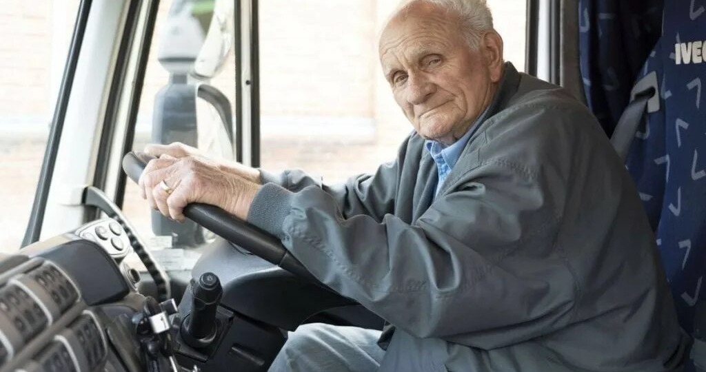Если вы — водитель возраста 60+, то будьте готовы к сложностям при продлении ВУ