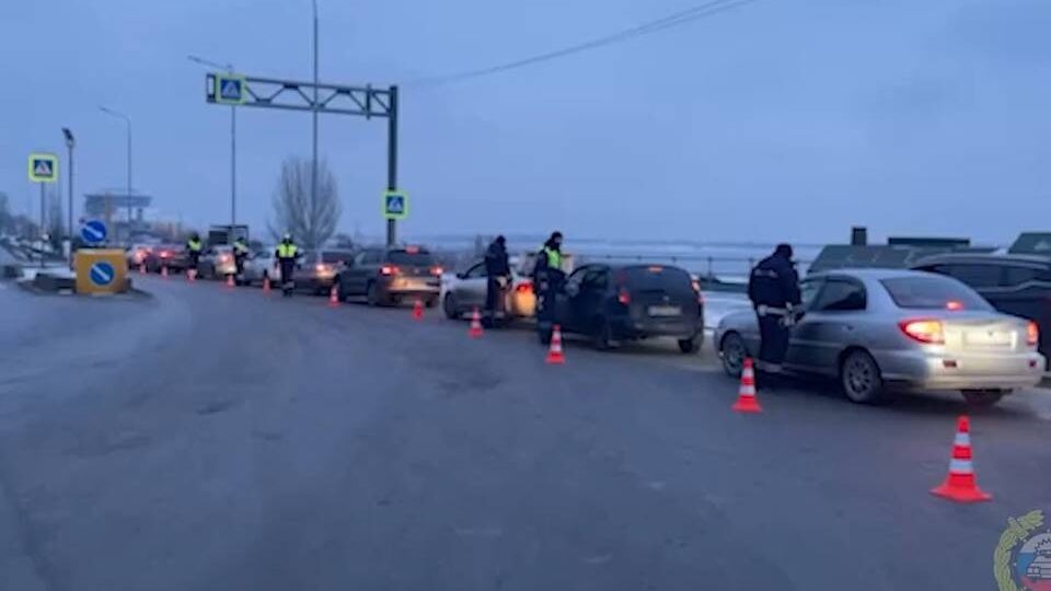 Сотрудники ДПС массово проверяют волгоградских водителей на нарушения ПДД