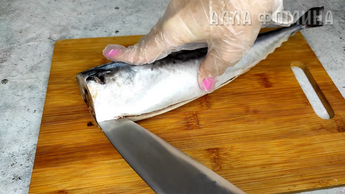 Скумбрия запечённая с лимоном и луком. Фото автора.