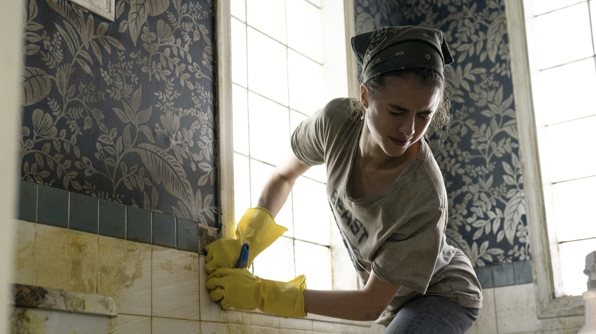 Кадр из мини-сериала «Уборщица. История матери-одиночки», 2021 год, режиссер Молли Смит Метцлер
