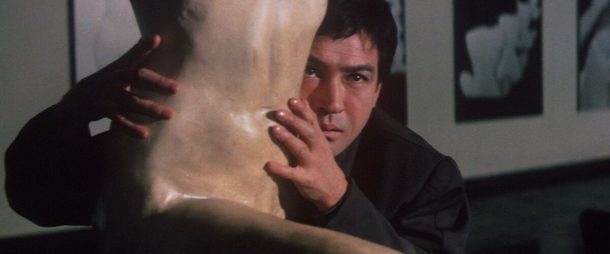 Эдогава Ранпо - псевдоним, настоящее имя писателя Таро Хираи. Суть - при быстром произношении имя звучит почти как Эдгар Аллан По, которым Хираи вдохновлялся.