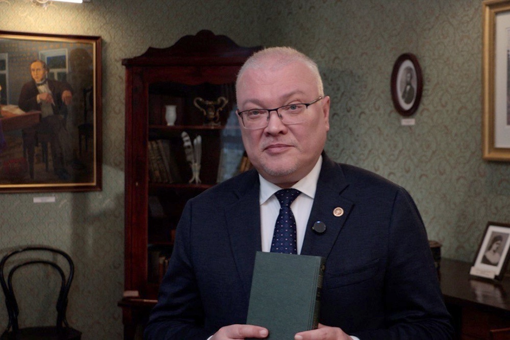    Сказку вместе с "РГ" читал губернатор Кировской области Александр Соколов. / Фото: Из личного архива