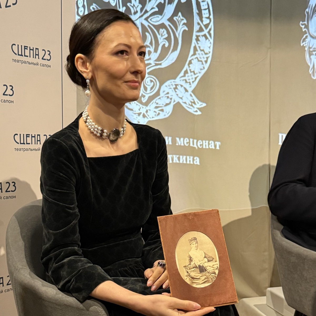 Веррника Вяткина с портретом Надежды Филаретовны Фон Мекк