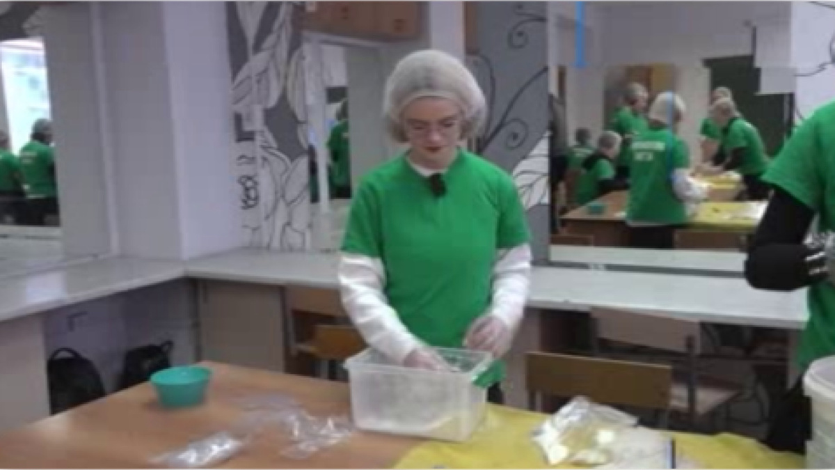    Курские студенты собирают сухпайки для бойцов СВО второй год подряд