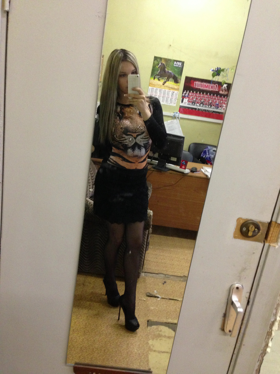 Так в 2014 году выглядел кабинет (кусочек отражающийся в зеркале) следователя 😎 не самое романтичное место, его украшал мы, молодые девочки, у меня уже два сына было, а у девочек - коллег по одному. 