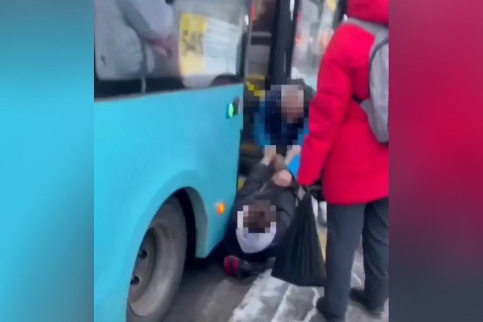    В Петербурге начали проверку после конфликта водителя автобуса с пассажиром-подростком. Фото: Молния Питер