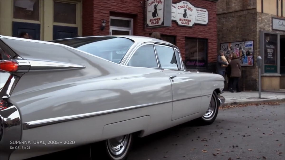 Автомобиль Смерти, он сам за рулем, день, оживленная улица в городе