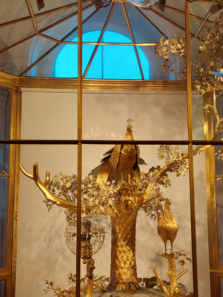 Часы «Павлин» – украшение Павильонного зала. Фото автора. →