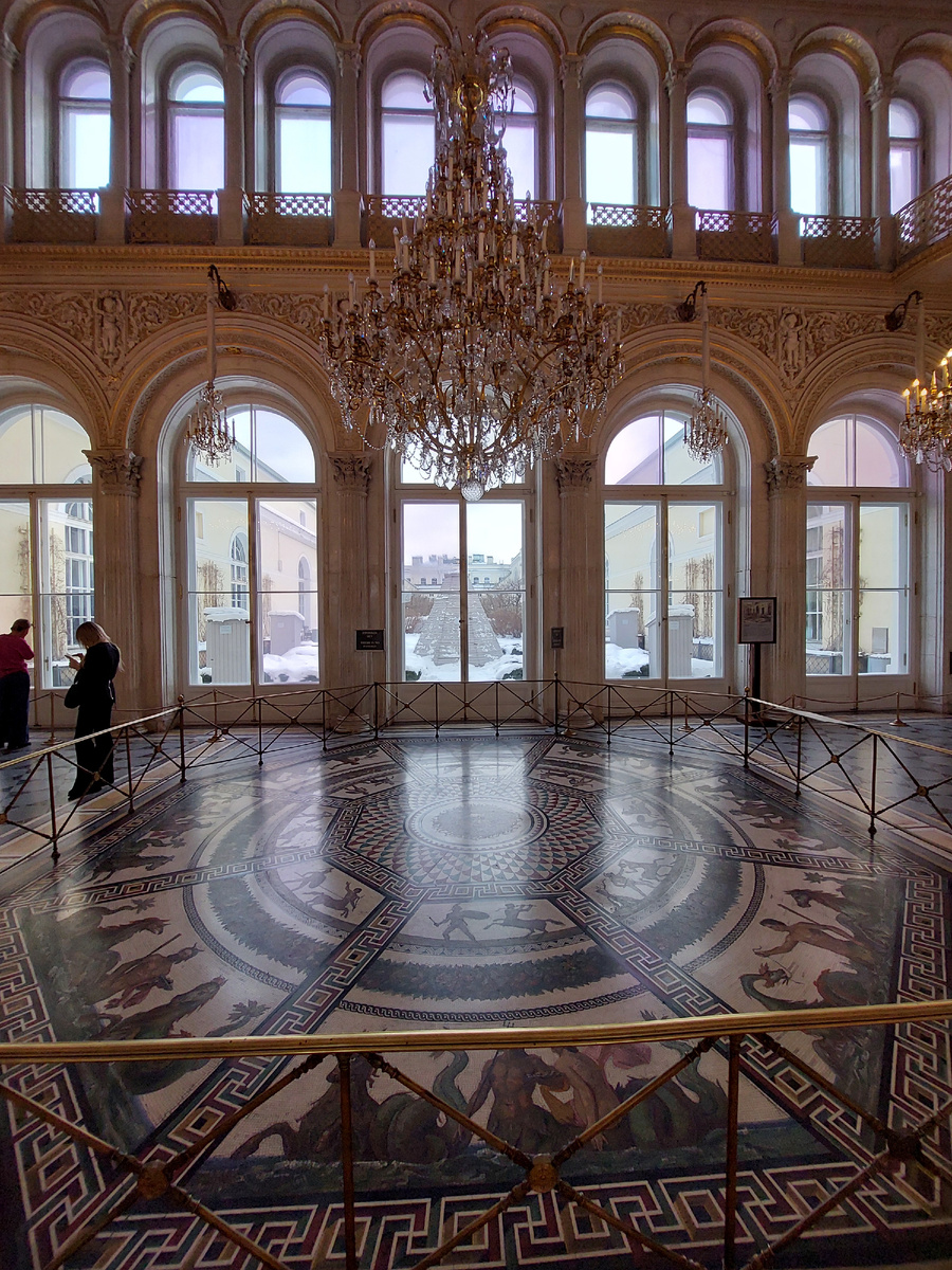В оживленном Павильонном зале многие не замечают мозаику на полу. Фото автора. →