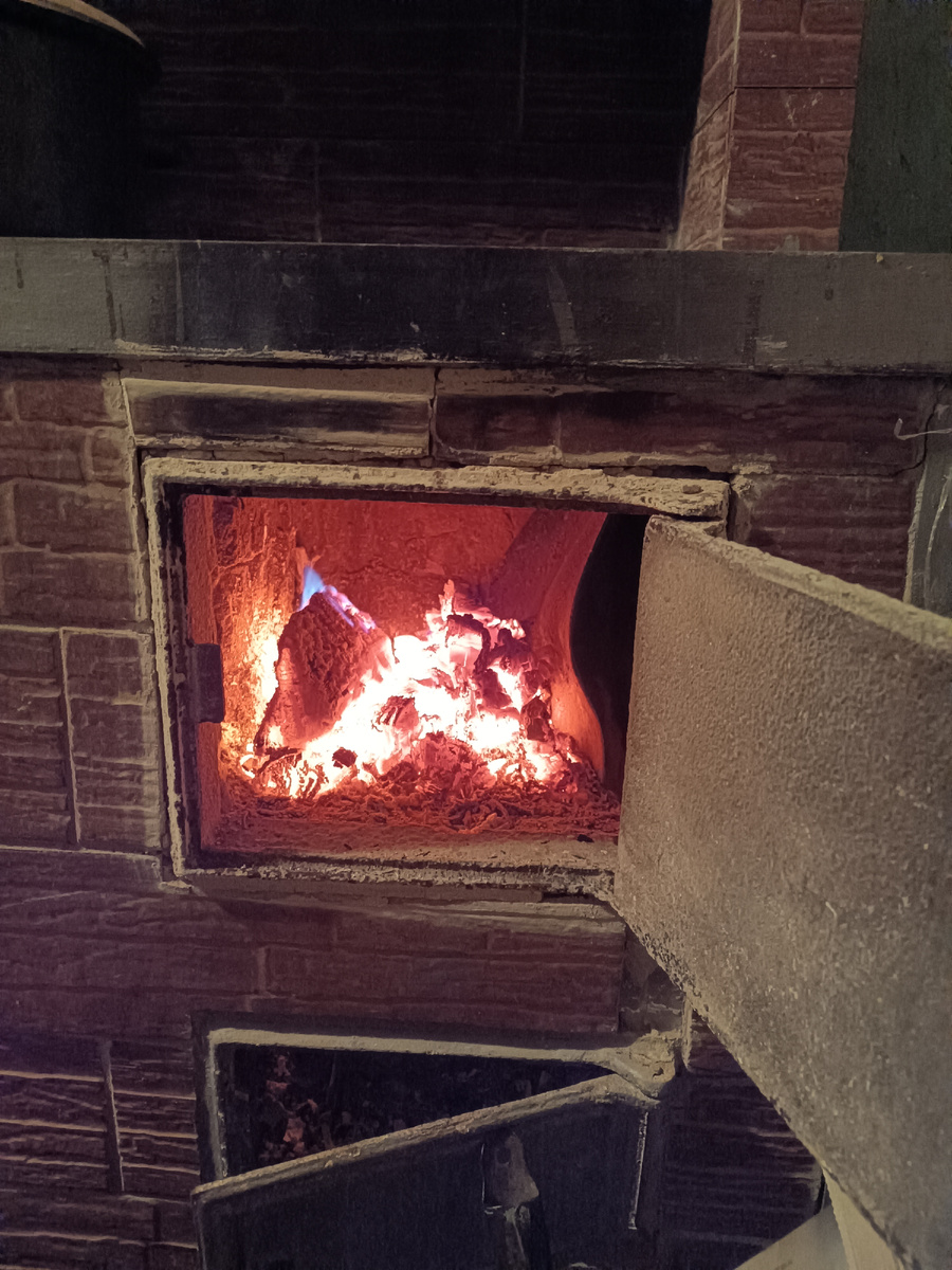 Печь досталась нам по наследству от прежних хозяев и убирать её мы не стали. Как показывает время, решение это было абсолютно правильное. 