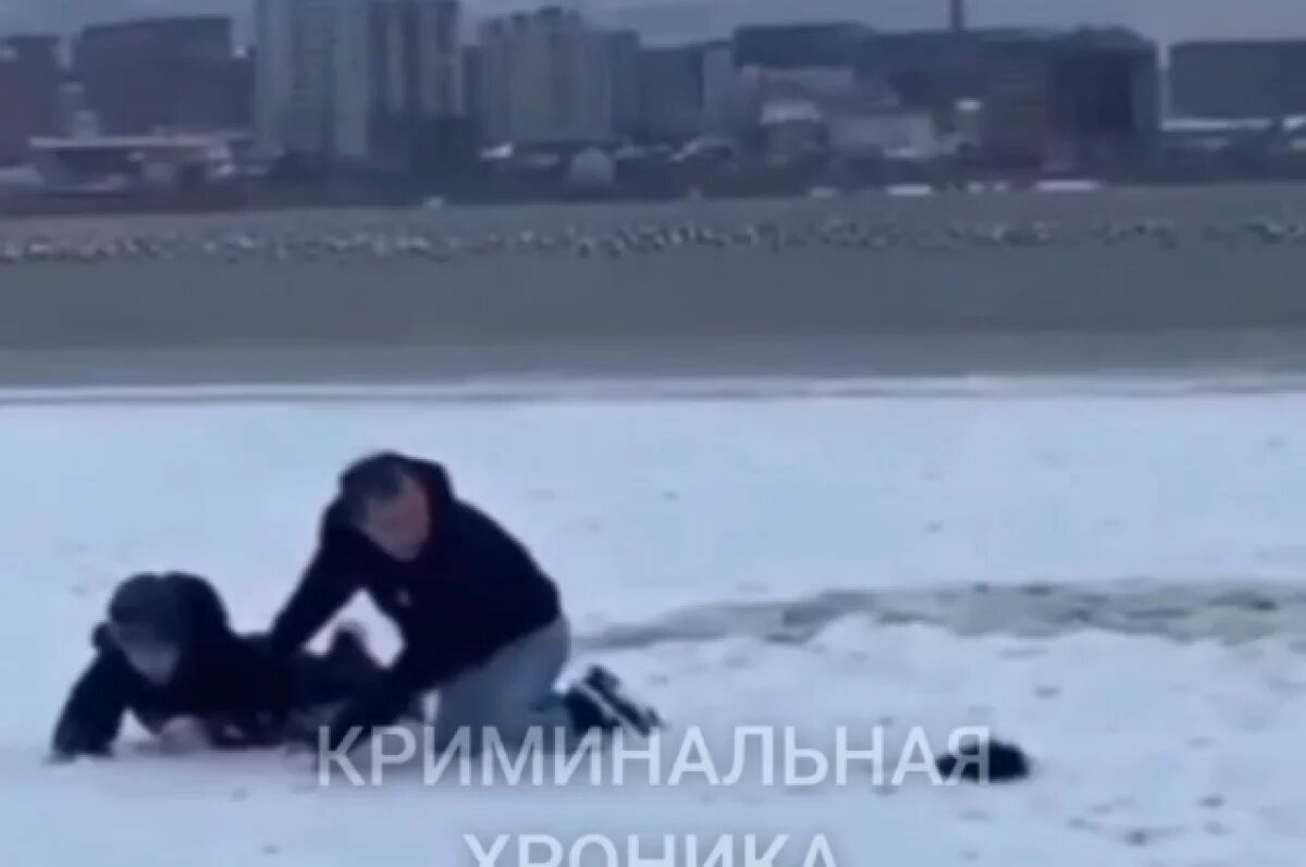    Житель Махачкалы спас провалившихся под лед детей на озере Ак-Гель