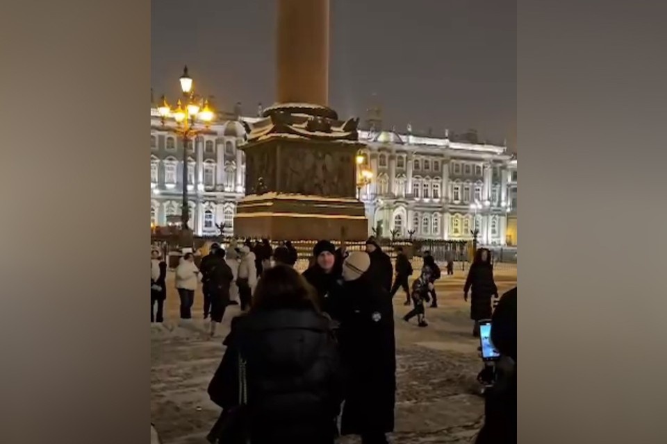    Китаец спел на Дворцовой площади. Фото: t.me/Pitersmi_2025