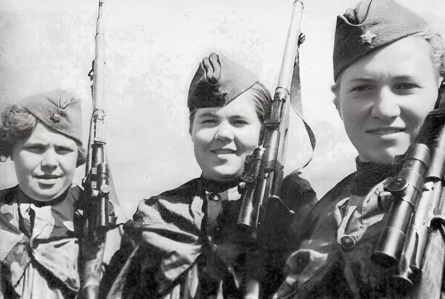 Девушки снайперы: Комарова, Онянова, Иванова. 