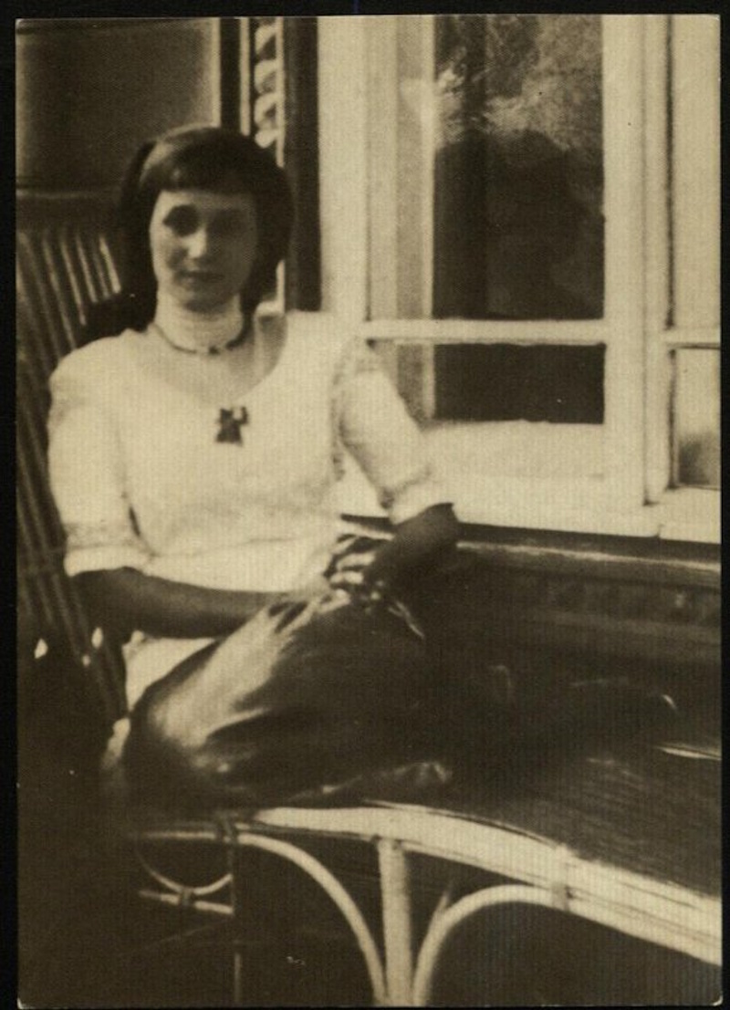 Анна Ахматова в Слепневе, 1913 год, /  Москва. Издательство «Планета» / Тверской краеведческий музей (головной музей ГБУК ТГОМ) / goskatalog.ru