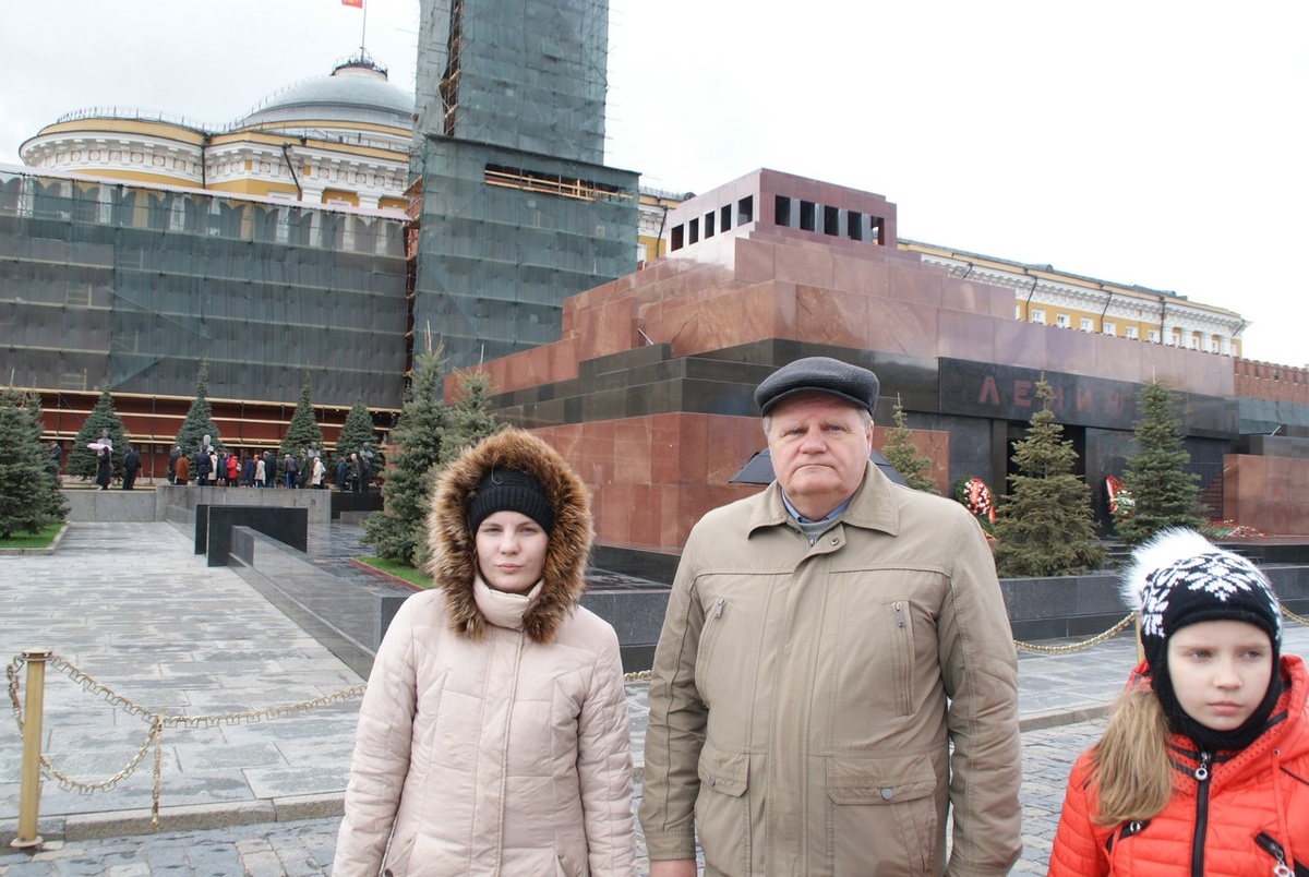 У Мавзолея в День рождения Ильича. Автор с  внучками.