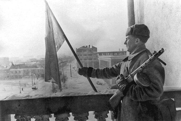 Знамя в освобожденном Воронеже