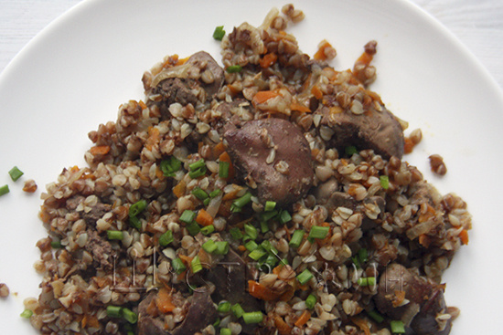 Повышаем гемоглобин вкусно: гречка с куриной печенью и овощами на сковороде.