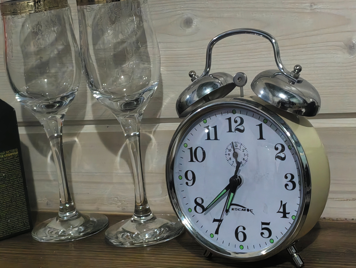 А этот будильник с голосом - тикает. 