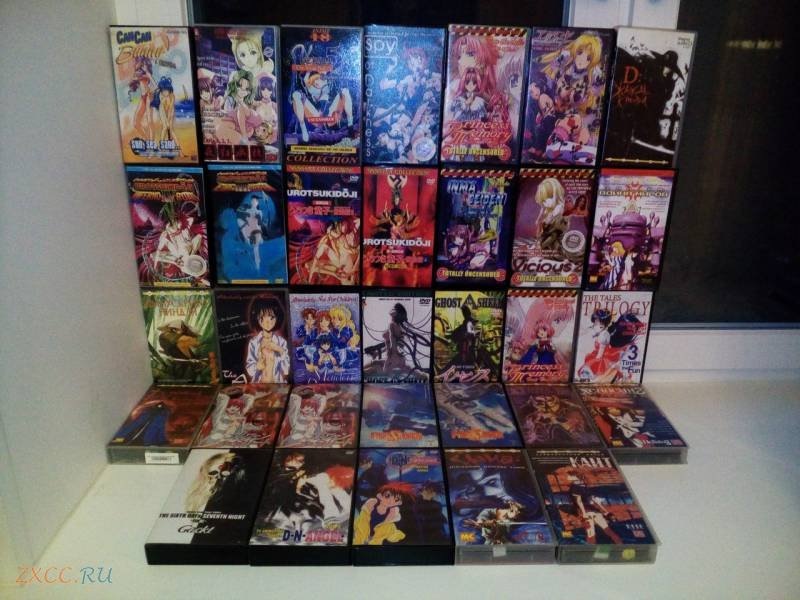 Фотография стопки пиратских видеокассет
