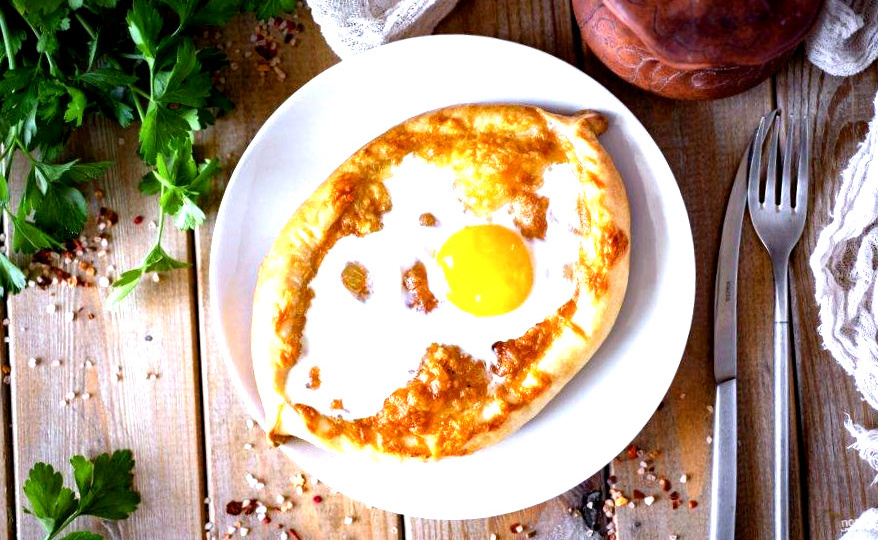 Хачапури по-аджарски: как я научилась готовить настоящую грузинскую лодочку