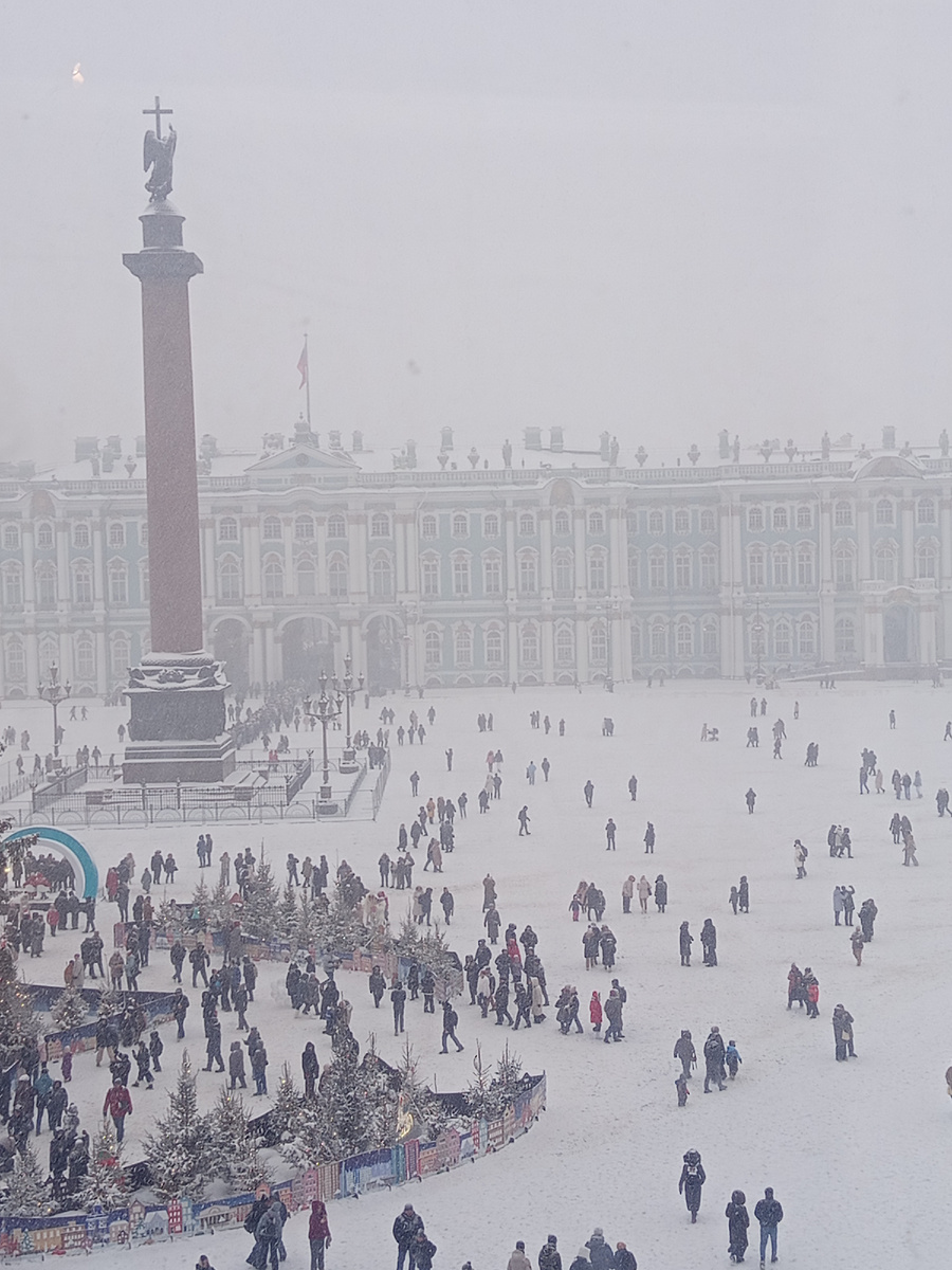 4 января 2026 года. Почти импрессионизм - вид из окна на Дворцовую площадь и Зимний дворец.