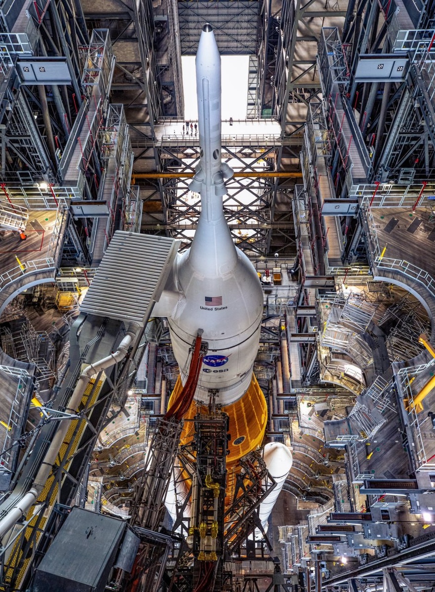 РН "SLS" в ожидании выкатки из здания вертикальной сборки на мысе Канаверал, изображение из открытых источников