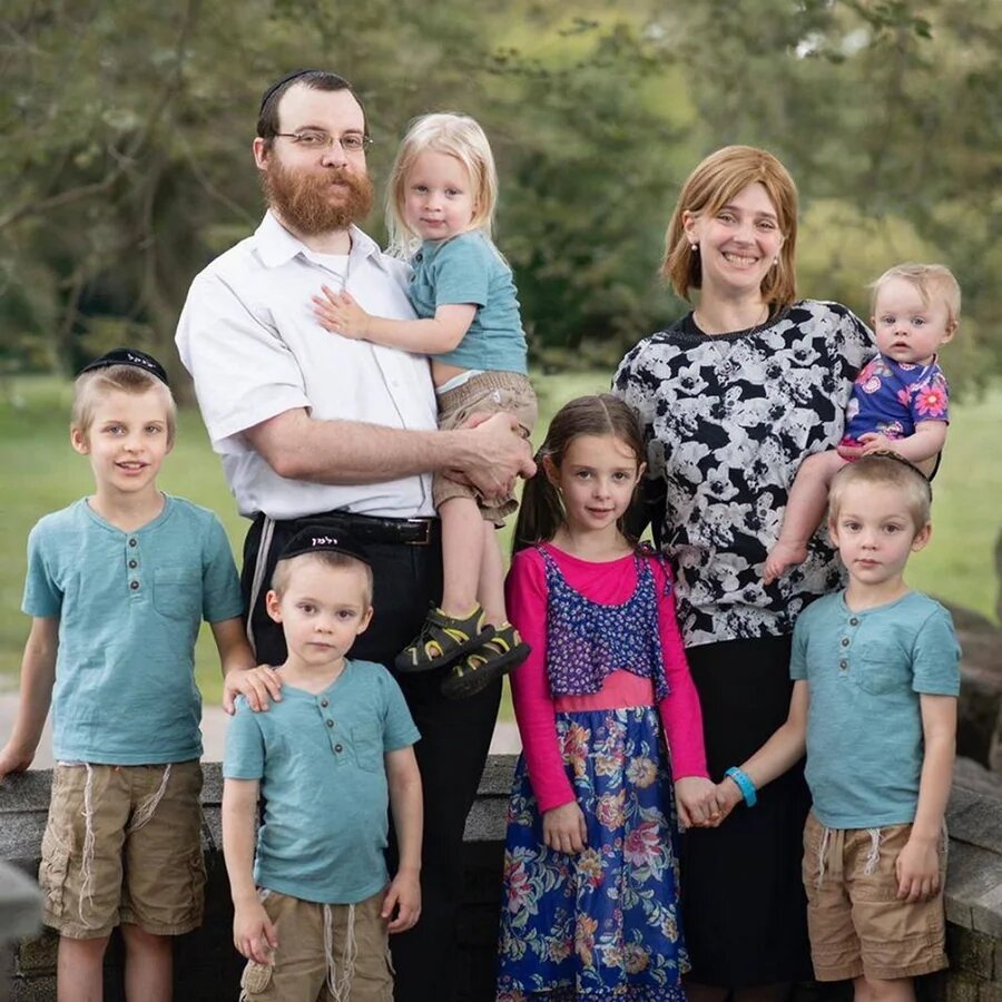 соцсети -Наталья (внучка Владимира Высоцкого) с детьми и мужем